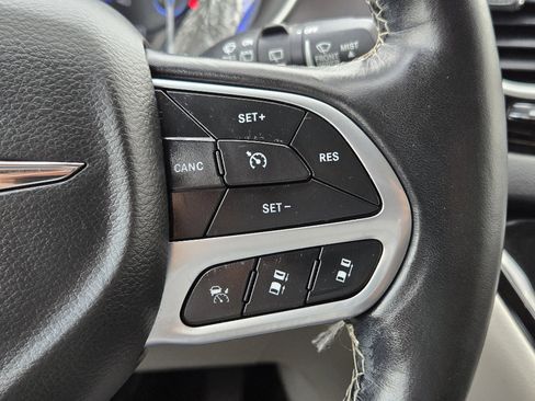 Used 2022 Chrysler Pacifica Touring-L w/ Uconnect Theater Family Group image 28