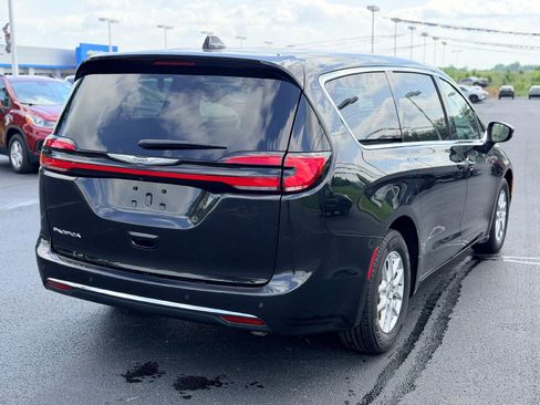 Used 2023 Chrysler Pacifica Touring-L FWD image 5