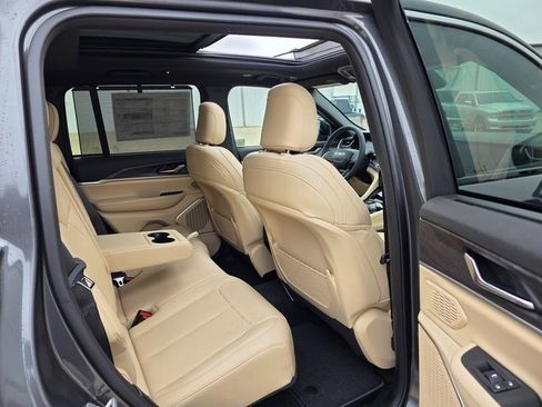 New 2025 Jeep Grand Cherokee Limited w/ Luxury Tech Group II image 15