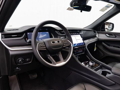 New 2025 Jeep Grand Cherokee Limited w/ Trailer Tow Package image 25