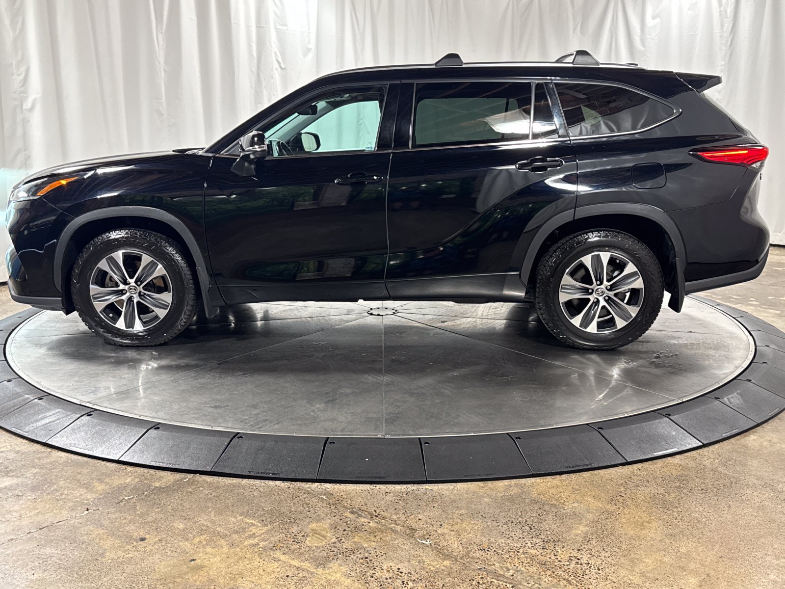Used 2021 Toyota Highlander XLE AWD/4WD image 8