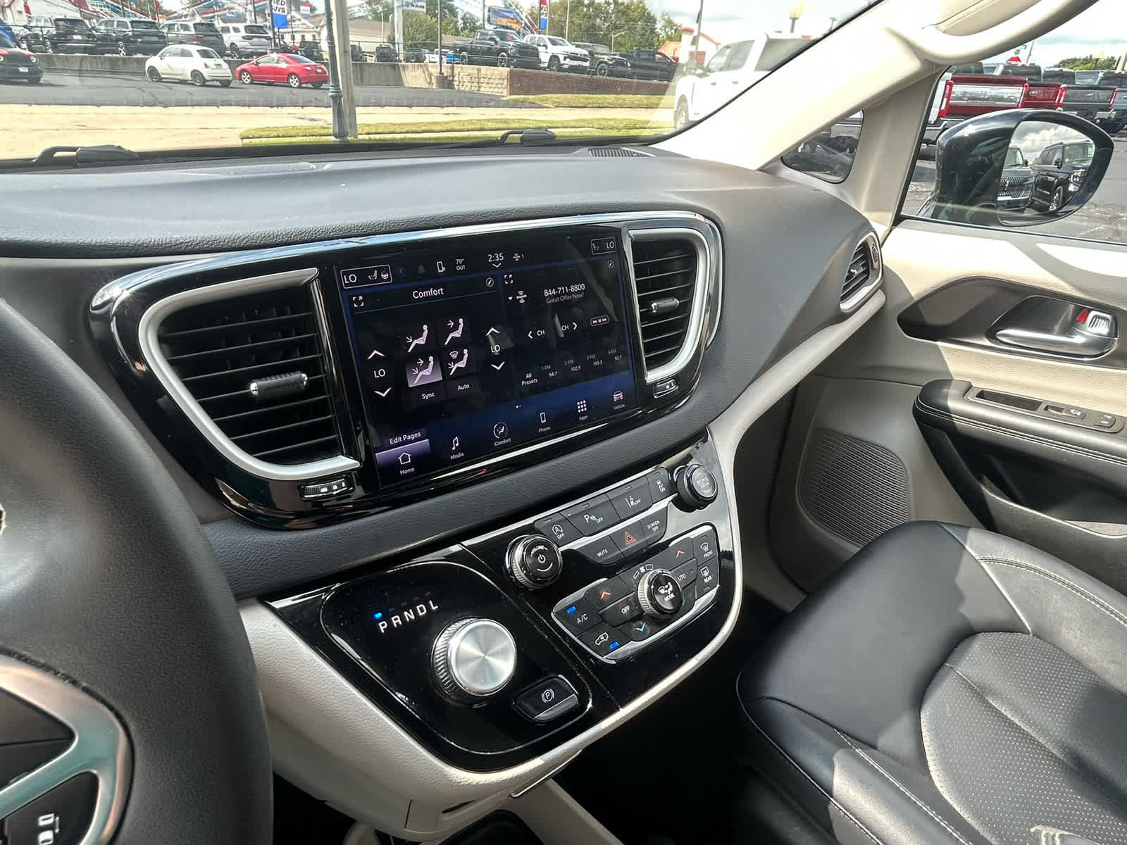 Used 2024 Chrysler Pacifica Touring-L FWD image 31