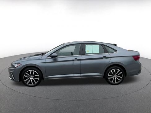 Used 2025 Volkswagen Jetta SE image 9