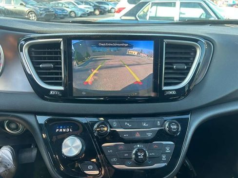 Used 2025 Chrysler Pacifica Select image 14