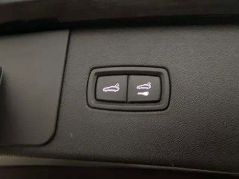 Used 2019 Porsche Cayenne w/ Premium Package image 8