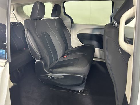 Used 2021 Chrysler Voyager L FWD image 25