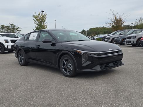 New 2025 Kia K4 LXS image 2