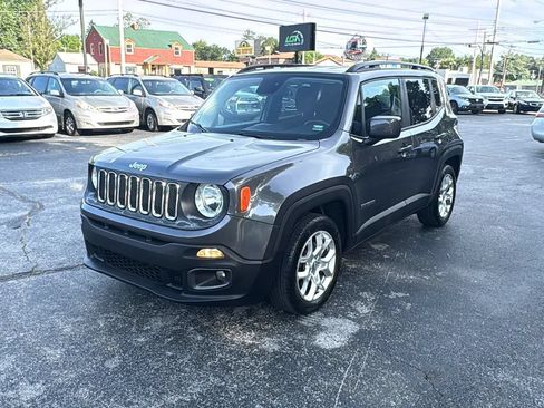 Used 2017 Jeep Renegade Latitude FWD image 3