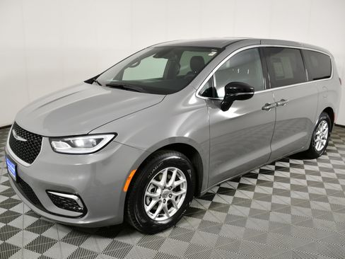 Used 2025 Chrysler Pacifica Select image 10