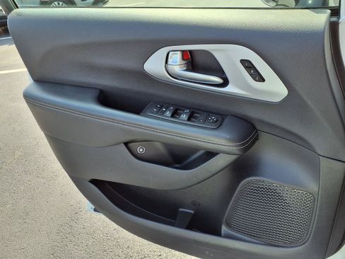 Used 2024 Chrysler Pacifica Limited FWD image 16