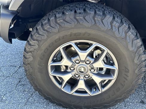 Used 2023 Ford Bronco Badlands image 11