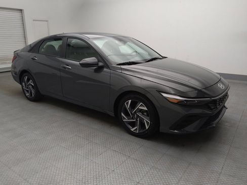 Used 2025 Hyundai Elantra Sport FWD image 11
