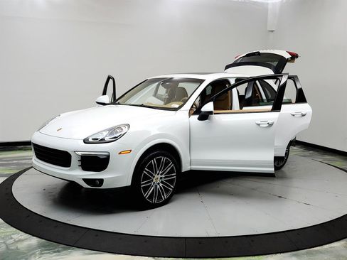 Used 2017 Porsche Cayenne Platinum Edition w/ Premium Package (PJV) AWD/4WD image 9