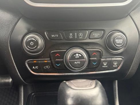 Used 2019 Jeep Cherokee Latitude Plus w/ Comfort/Convenience Group AWD/4WD image 10