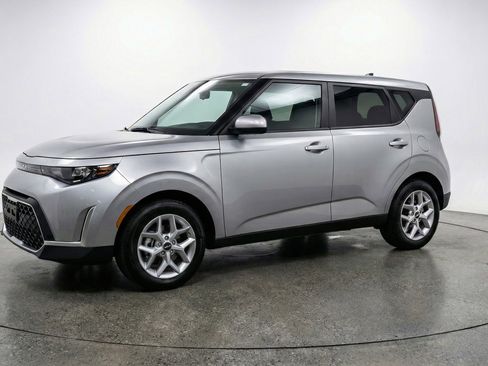 Used 2025 Kia Soul LX w/ LX Technology Package image 3