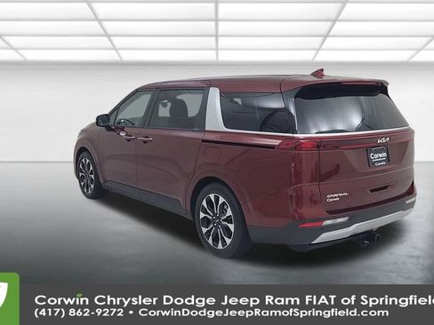 Used 2024 Kia Carnival EX image 11