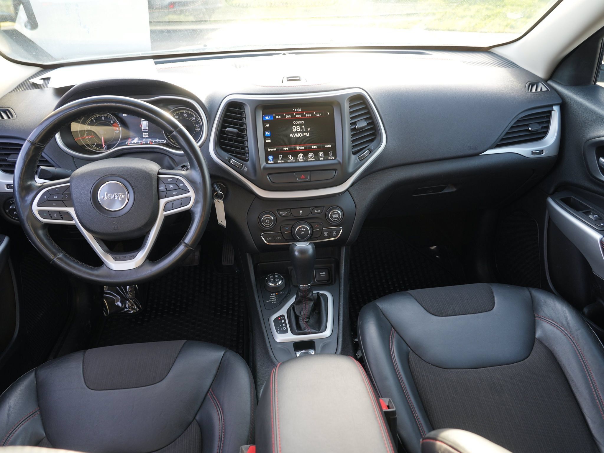Used 2017 Jeep Cherokee Trailhawk AWD/4WD image 26