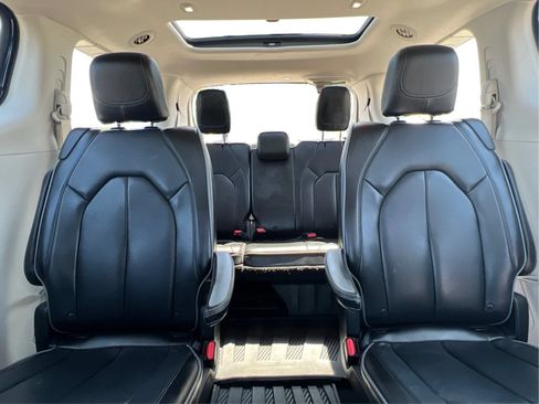 Used 2018 Chrysler Pacifica Limited w/ Advanced Safetytec Group FWD image 19