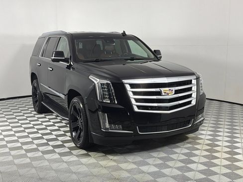Used 2018 Cadillac Escalade Luxury AWD/4WD image 3