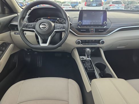 Used 2025 Nissan Altima 2.5 SV FWD image 28