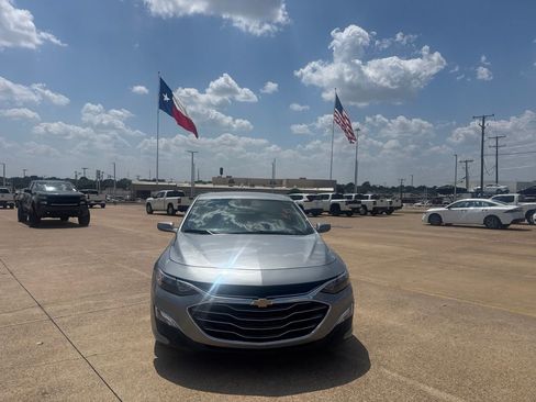Used 2025 Chevrolet Malibu LS FWD image 4