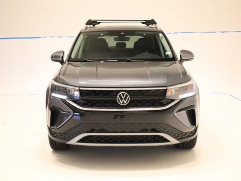 Used 2023 Volkswagen Taos SE w/ Panoramic Sunroof Package AWD/4WD image 4