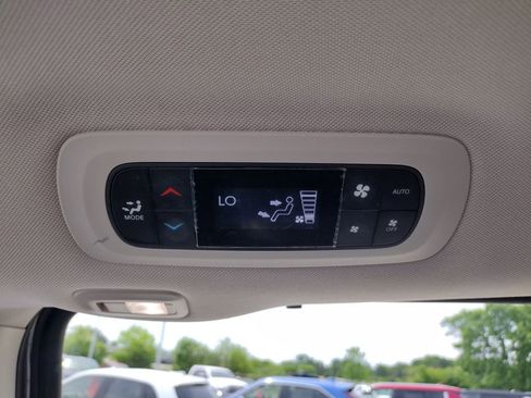 Used 2023 Chrysler Pacifica Limited FWD image 14