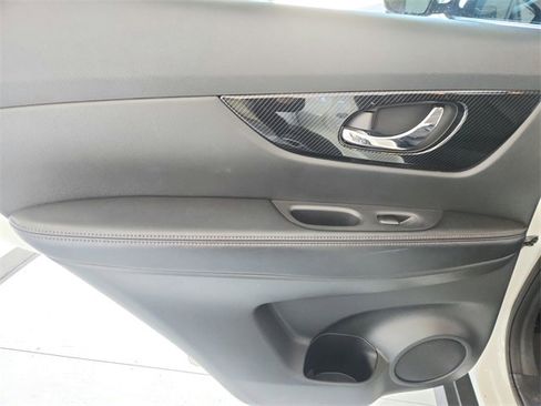 Used 2017 Nissan Rogue SL image 39