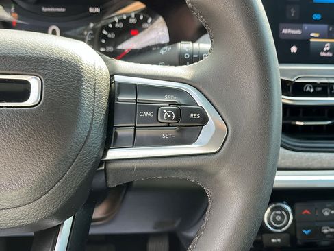 Used 2024 Jeep Compass Latitude image 15