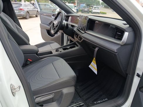 New 2026 Volkswagen Tiguan SE R-Line FWD image 23