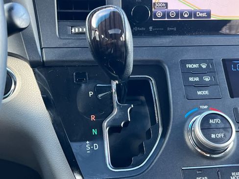 Used 2017 Toyota Sienna XLE Premium image 26