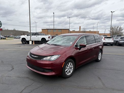 Used 2023 Chrysler Voyager LX FWD image 21