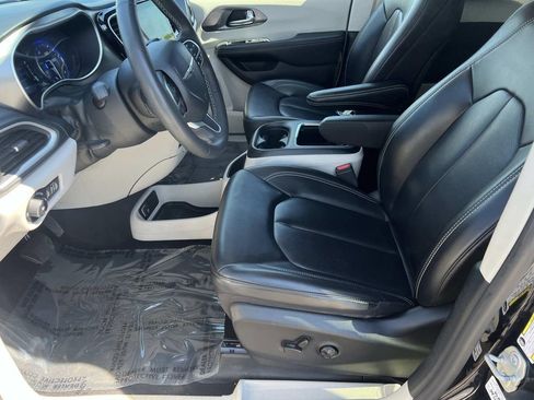 Used 2023 Chrysler Pacifica Touring-L FWD image 15