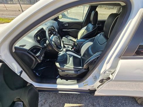 Used 2019 Jeep Cherokee Latitude Plus AWD/4WD image 9