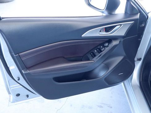 Used 2018 MAZDA MAZDA3 Touring FWD image 12