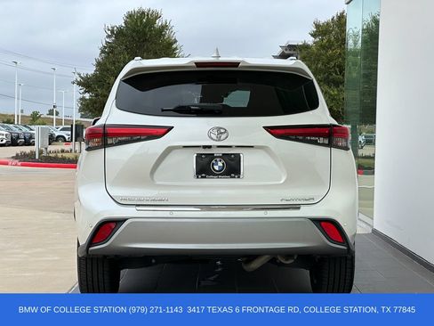 Used 2021 Toyota Highlander Platinum FWD image 6