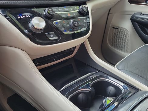 Used 2021 Chrysler Pacifica Limited w/ Uconnect Theater Family Group AWD/4WD image 27