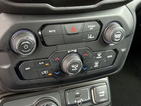 Used 2023 Jeep Renegade Latitude image 23