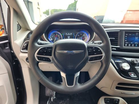 Used 2018 Chrysler Pacifica Touring Plus FWD image 14