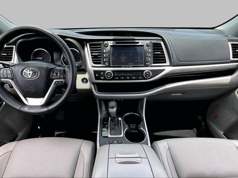 Used 2019 Toyota Highlander Limited FWD image 16