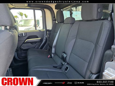 Used 2023 Jeep Gladiator Overland AWD/4WD image 16