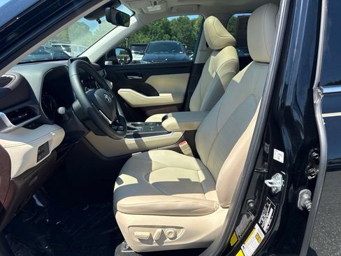 Used 2021 Toyota Highlander XLE FWD image 5
