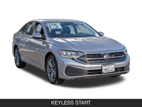 Used 2024 Volkswagen Jetta SE FWD image 2