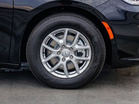 New 2026 Chrysler Pacifica Select image 11