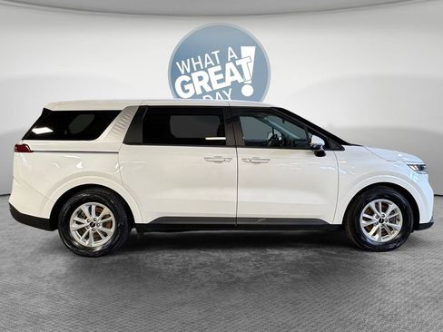 Used 2024 Kia Carnival LX image 2