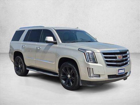 Used 2017 Cadillac Escalade Luxury RWD image 3