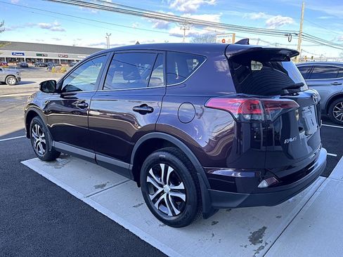 Used 2018 Toyota RAV4 LE image 10