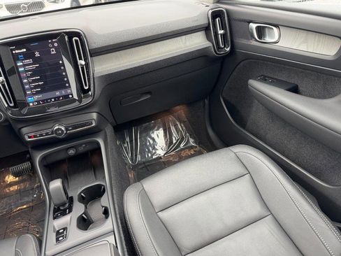Certified 2025 Volvo XC40 B5 Core image 16