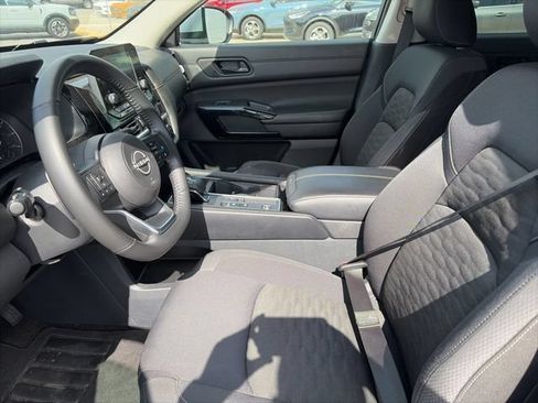 Used 2025 Nissan Pathfinder SV FWD image 9