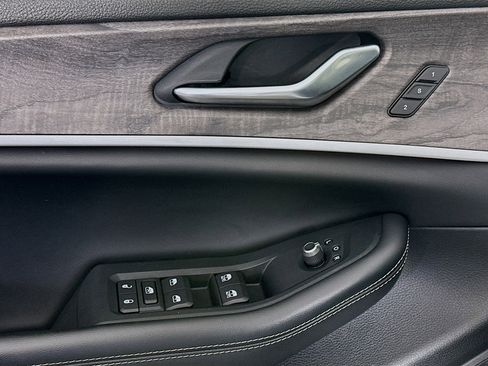 Used 2023 Jeep Grand Cherokee Limited w/ Black Appearance Package image 15